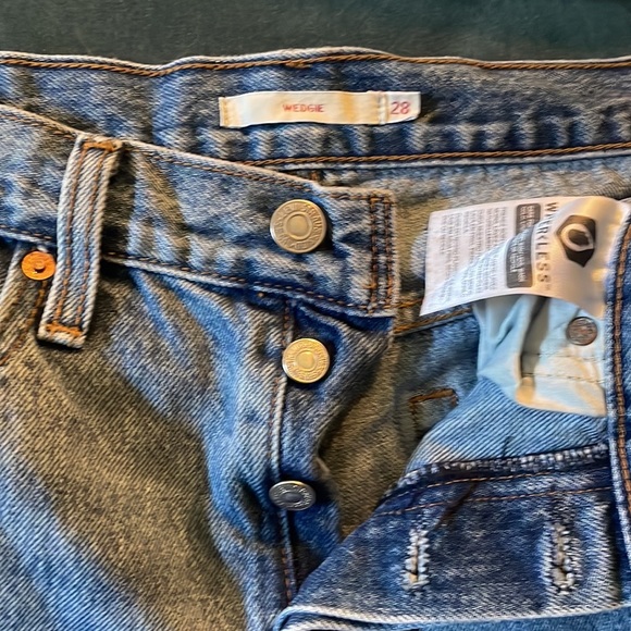Levi Strauss wedgie style size 28 4 button front jeans - Picture 3 of 6